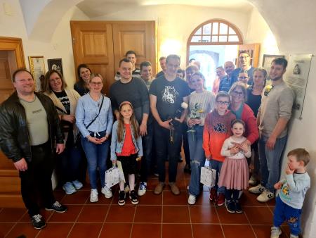 Člani KUD Pod lipo Adergas skupaj s fotografom Janezom Ribnikarjem